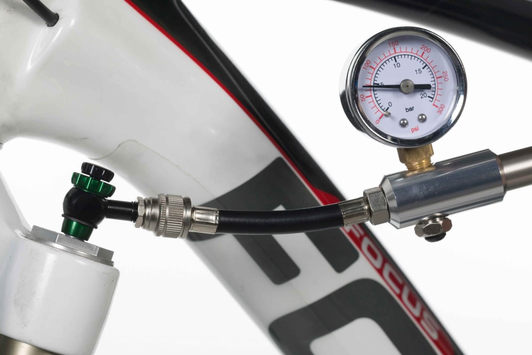 1. HÄRTE

Bevor Sie sich der Dämpfung widmen, müssen Sie Gabel und Dämpfer auf Ihr Körpergewicht einstellen. Je nach Modell können Sie den Luftdruck (Bild) oder die Federvorspannung ändern.