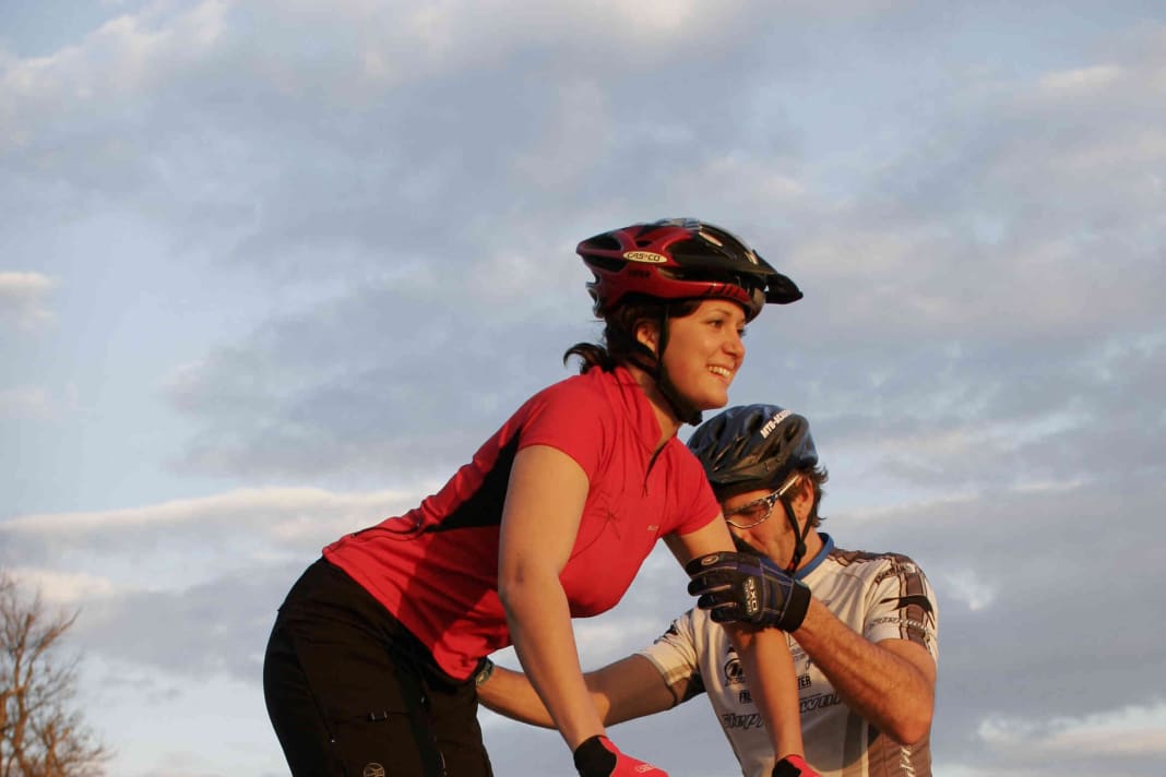 BASIC POSITION

Centre over the bike: Especially when going downhill, the biker should not be kept in the saddle for long. You can only achieve an active, dynamic riding style if you get out of the saddle and keep your body under tension: Cranks horizontal, slight bending in the knee joints and elbows, shoulder axis above the handlebars, centre of gravity above the bottom bracket, fingers on the brake lever, looking in the direction of travel - this allows you to act and react dynamically.

