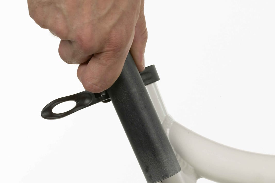 1. it is important that the seat post remains far enough in the frame. Otherwise the frame and seat post could be damaged. Hold the seat post next to the frame; the seat post must reach at least as far as the lower edge of the top tube. Mark the distance with your thumb.