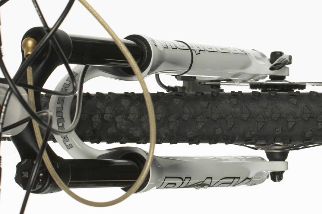 4 Correct installation: Firstly, you must insert the wheel correctly into the dropouts of the fork and rear triangle. To do this, do not turn the bike upside down and do not mount the wheels when the bike is hanging in the assembly stand. If there is no load on the bike, the wheel cannot be optimally centred and will be mounted incorrectly.