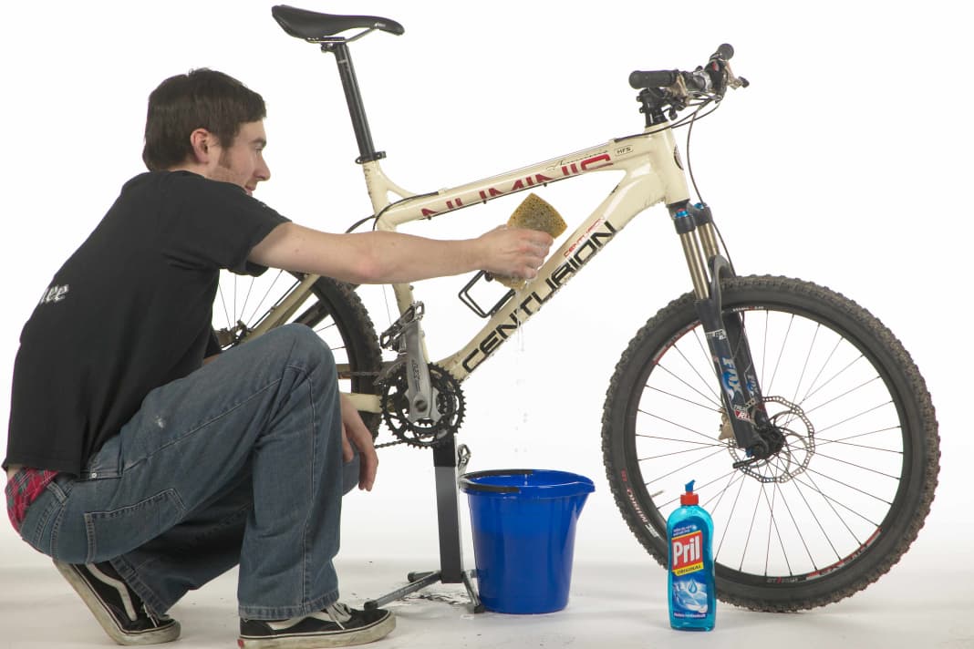 5. Weichen Sie dicke Dreckkrusten mit Hilfe eines Haushaltsschwamms großzügig ein und lassen Sie das Spüli-Wasser ein paar Minuten wirken.