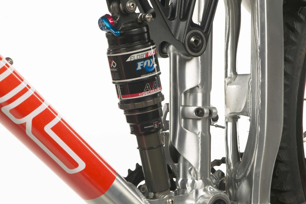 2. carefully get off the bike. The O-ring shows you the current negative suspension travel (SAG for short). It should be between 20 and 40 per cent of the total suspension travel. Racers tend to ride with a firmer suspension, i.e. less SAG. Enduro riders and touring bikers ride with a lot of SAG and a softer suspension. 3. if the suspension travel does not meet your expectations, you must adjust the air spring either softer or harder. To do this, use the suspension fork pump again. 4. also look for the appropriate pressure for your body weight in the operating instructions for the shock as a guide. Tip: Some bike manufacturers install special shocks that have their own air pressure values (e.g. on the Cannondale Jekyll).