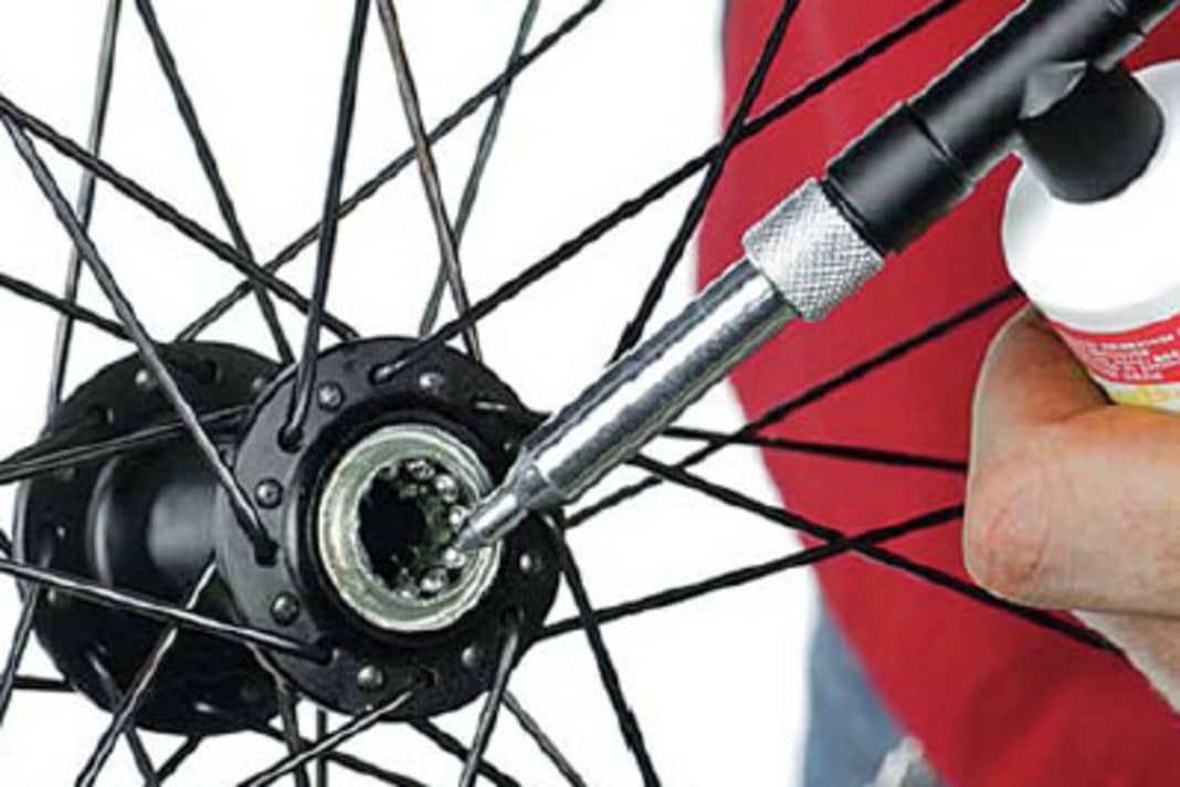 Grease bearings in the hub and headset: Bearing greases are pressure-resistant and have a higher viscosity, meaning they adhere more tenaciously. Open headsets and conical bearing hubs are lubricated. This also includes historic open bottom brackets. Ball-bearing rear triangles also require a grease pack if they are not sealed.