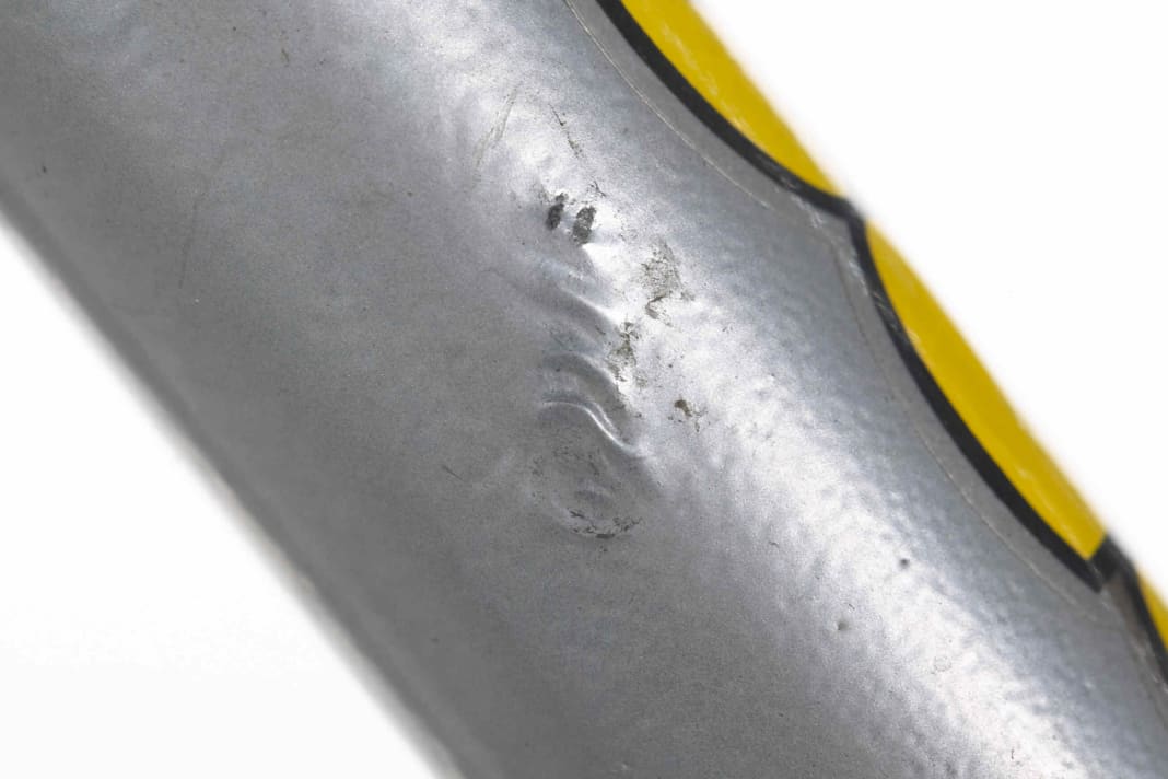 1. Korrosion aufspüren

Machen Sie es sich zur Gewohnheit, den Rahmen und die Gabel regelmäßig nach kleinen Kratzern oder abgeplatzten Stellen abzusuchen, wenn Sie das Rad gewaschen haben. Blasen im Lack sind verräterisch, denn darunter blüht meist

schon die Korrosion.