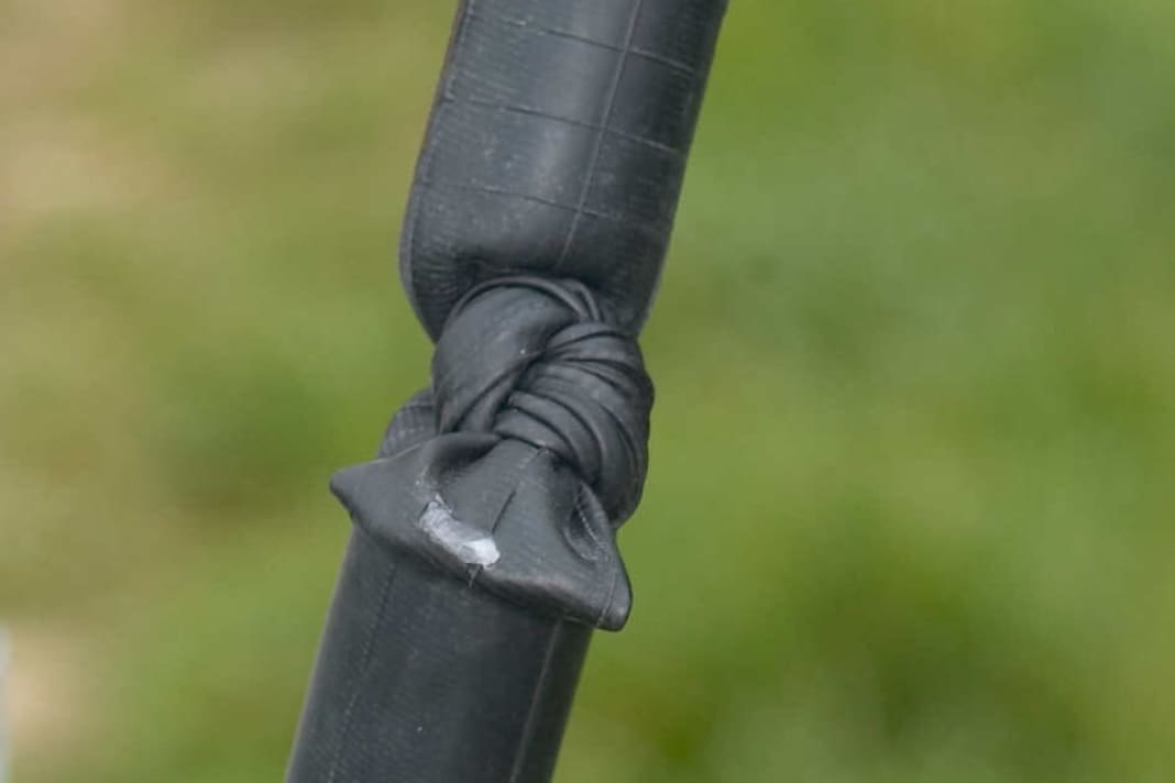 PLATTER WITHOUT REPLACEMENT HOSE 1

When the inner tube no longer holds the air, you're usually out in the middle of nowhere. And you realise: you've forgotten a spare hose. No problem, as long as you have a pump. Simply tie off the defective part and inflate the inner tube again. The knot is hardly noticeable when riding.