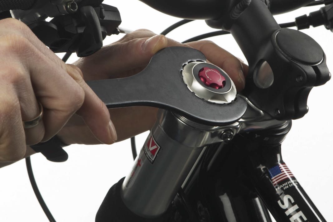 UNTER SPANNUNG

Um die “Lefty” auf Ihr Gewicht abzustimmen, müssen Sie nur die Feder-Vorspannung ändern.

Schritt 1:

Drehen Sie den Rebound-Knopf ganz nach rechts und schrauben Sie die Gabelkappe ab. Das funktioniert mit dem Werkzeug für die neuen Shimano-Innenlager (Hollowtech II).