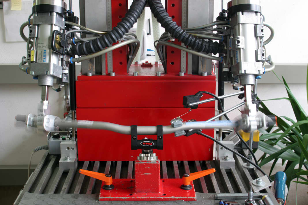 His company is called "Jo Klieber Development and Sales", employs a dozen people in a converted mill on the eastern edge of Upper Bavaria and is primarily known for its lightweight, clever stems and handlebars from the "Syntace" brand. There are no university records on the designer Klieber, as he taught himself everything. Nevertheless, the internet finds him as a speaker at a trade fair for computer-aided design. "Whether someone makes an inhuman effort or has a great qualification doesn't count for me. What counts is whether someone produces something that makes people happy without unnecessarily harming other living beings." Two consequences of this realisation: His food comes from the health food shop.