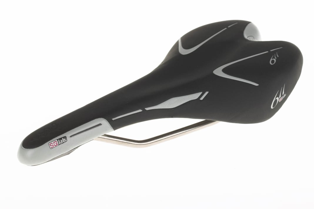 SADDLE

SQ-Lab offers various anatomically optimised saddles, such as the "611" shown here. First, the biker's sit bone distance is measured and then transferred to the saddle. Three widths of 13, 14 and 15 centimetres are available. www.dersattel.de