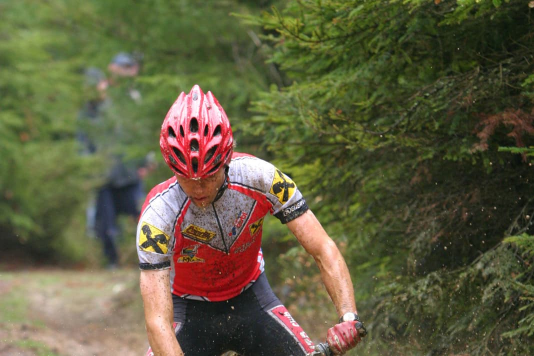 Today, the threat of wild animals is very rare. We look for challenges in sport, replacing fight or flight by tackling the most diverse, seemingly insurmountable hurdles. And when it comes to biking in particular, everyone reaches their limits at some point - difficult trails, motivational problems or sporting failures that you nibble at. What makes you fail varies from person to person. For freerider Josh Bender, this may be an 18-metre drop, for a beginner perhaps a ten-step staircase or a wet root trail. However, the reactions to such a stressful situation are still the same as they were at the sight of a sabre-toothed tiger. The difference is that today we know methods of putting the "escape" model to one side and taking up the fight with the stairs, the drop or the roots.