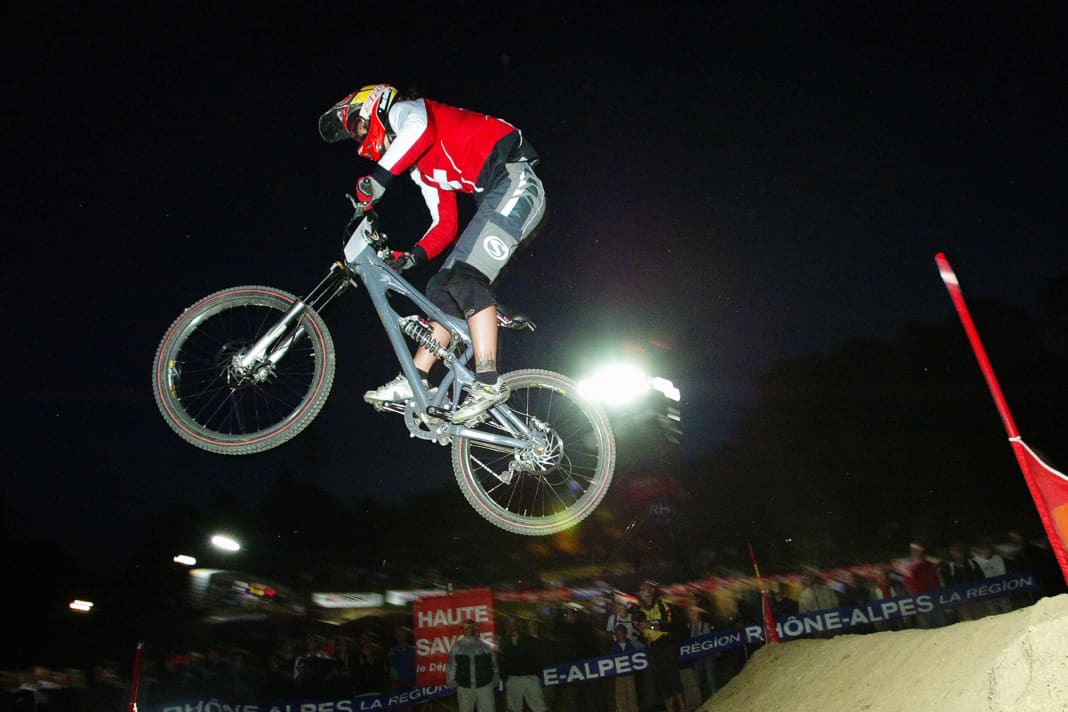 Da sitzt sie also. Sari Jörgensen. Das Mädchen, das Downhill-Göttin Missy Giove einst zu ihrer großen Nachfolgerin ausgerufen hatte. Hübsch ist sie. Braune Rehaugen, wie ein Kunstwerk gerahmt von dezenter Schminke. Grübchen, die sich beim Lachen noch inniger um die Mundwinkel schmiegen. Weiße Zähne, auf denen ein Glitzersteinchen funkelt. Schwarze Haare, die unter einer schwarzen Wollmütze vorlugen. Das japanische Tattoo auf dem linken Arm ist neu. Aus dem Mädchen ist eine Frau geworden. Ansonsten sieht sie aus wie auf den Fotos von damals. Auch die Aura ist noch da.