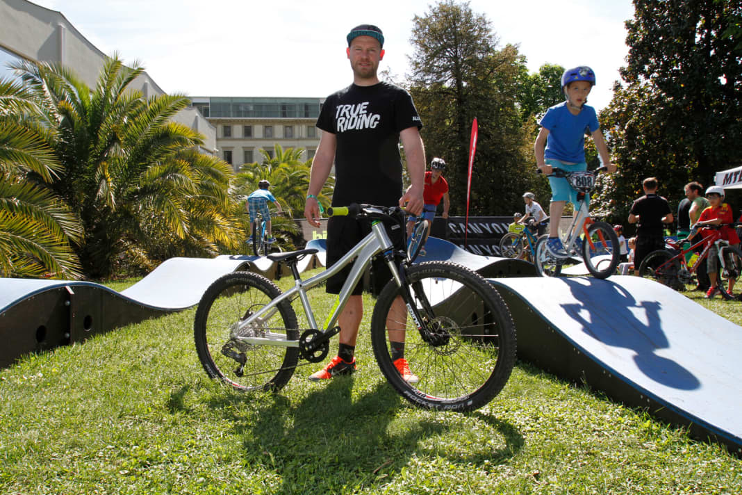 Supurb-Gründer Sebastian Tegtmeier mit dem neuen BO in 24 Zoll.