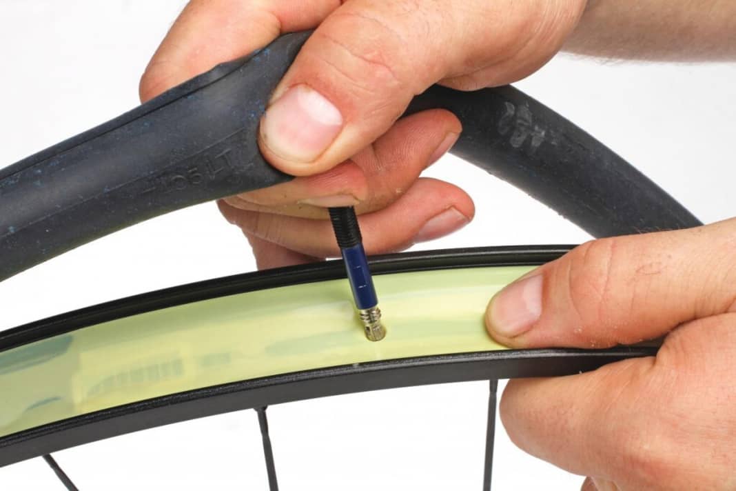 Vorbereitung: Zuerst muss die Felge, wie bei jeder Tubeless-Umrüstung, mit einem Hochdruck-Dicht-Tape luftdicht abgeklebt werden. Dann noch das Ventilloch durchstechen und los geht’s.