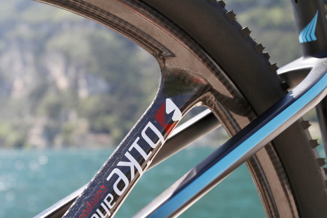 The top version is equipped with carbon wheels from Bike Ahead.