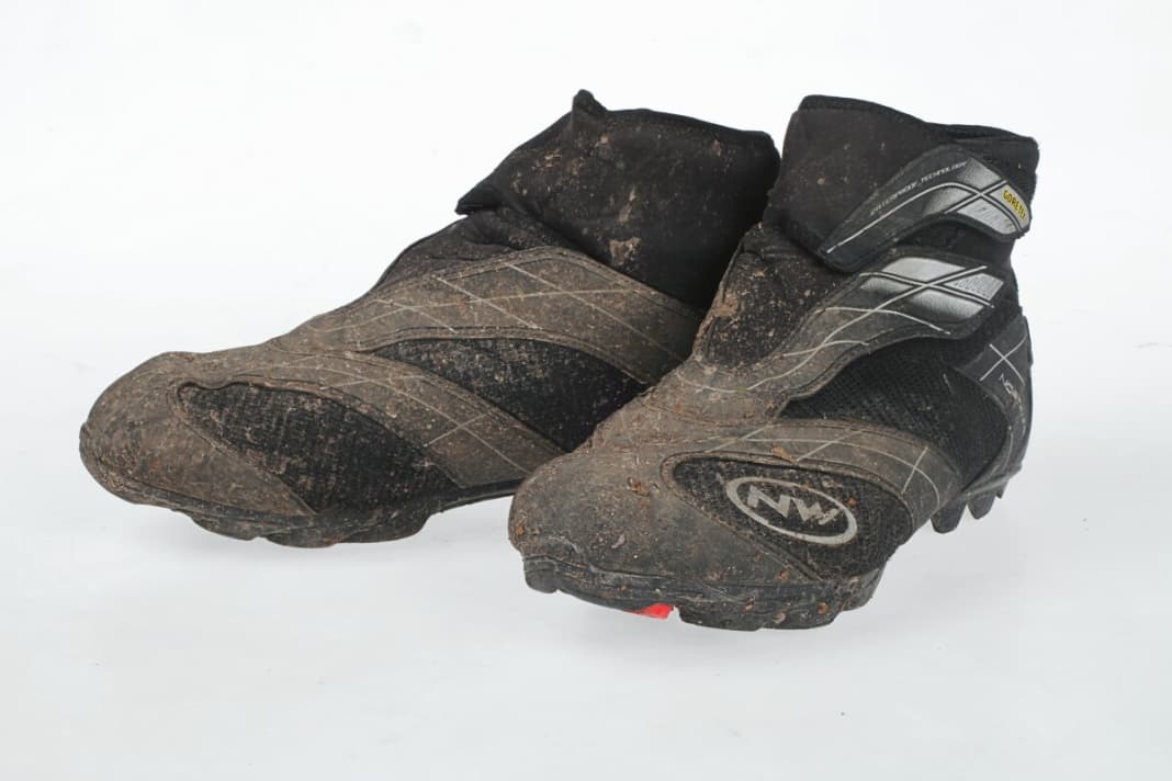 MTB winter shoes The absolute specialists when it comes to insulation and moisture protection. However, winter shoes are really only for frosty days. Even at slightly above-zero temperatures, you'll be standing in your own juice. Another weak point here: Water penetrating the upper.

Wind protection: 6/6

Moisture protection: 5/6

Temperature range: -15 to 5 °C