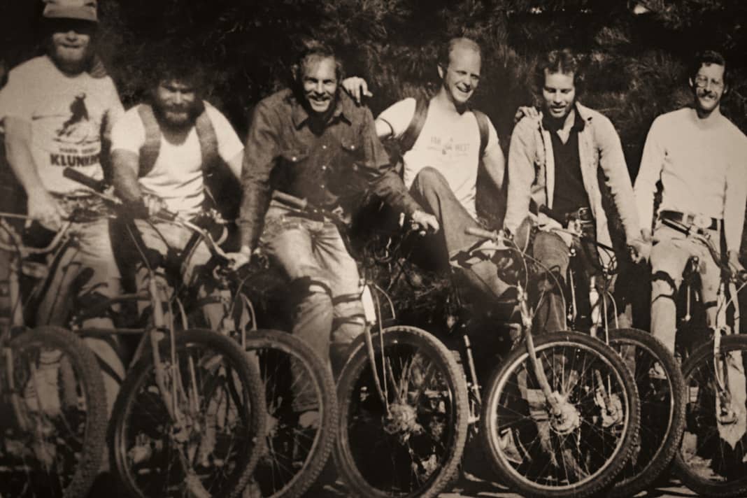 The wild gang from Mount Tamalpais: Joe Breeze (2nd from right), Gary Fisher and Charlie Kelly (3rd and 4th from right) are regarded as the inventors of mountain biking. The development laboratory for the first bikes was the Repack gravel track.