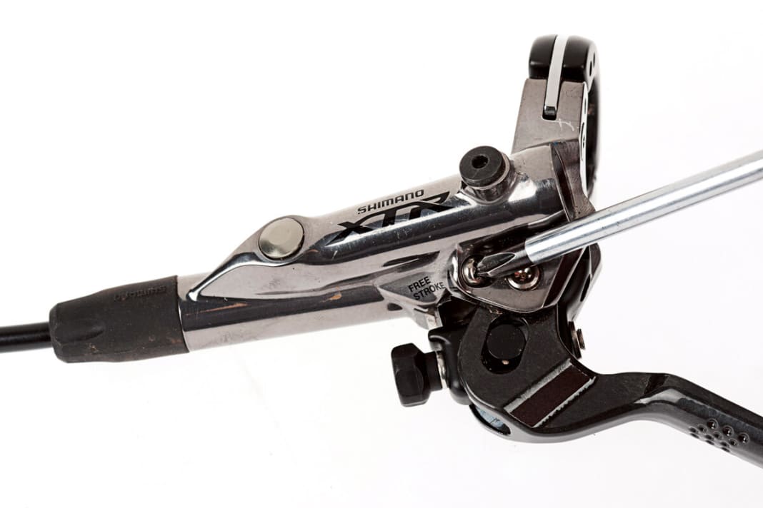 MINUS Shimano XTR: Über eine kleine Schraube soll sich an der XTR-Trail-Bremse der Leerweg einstellen lassen. In der Praxis spürt man jedoch nicht wirklich einen Unterschied.