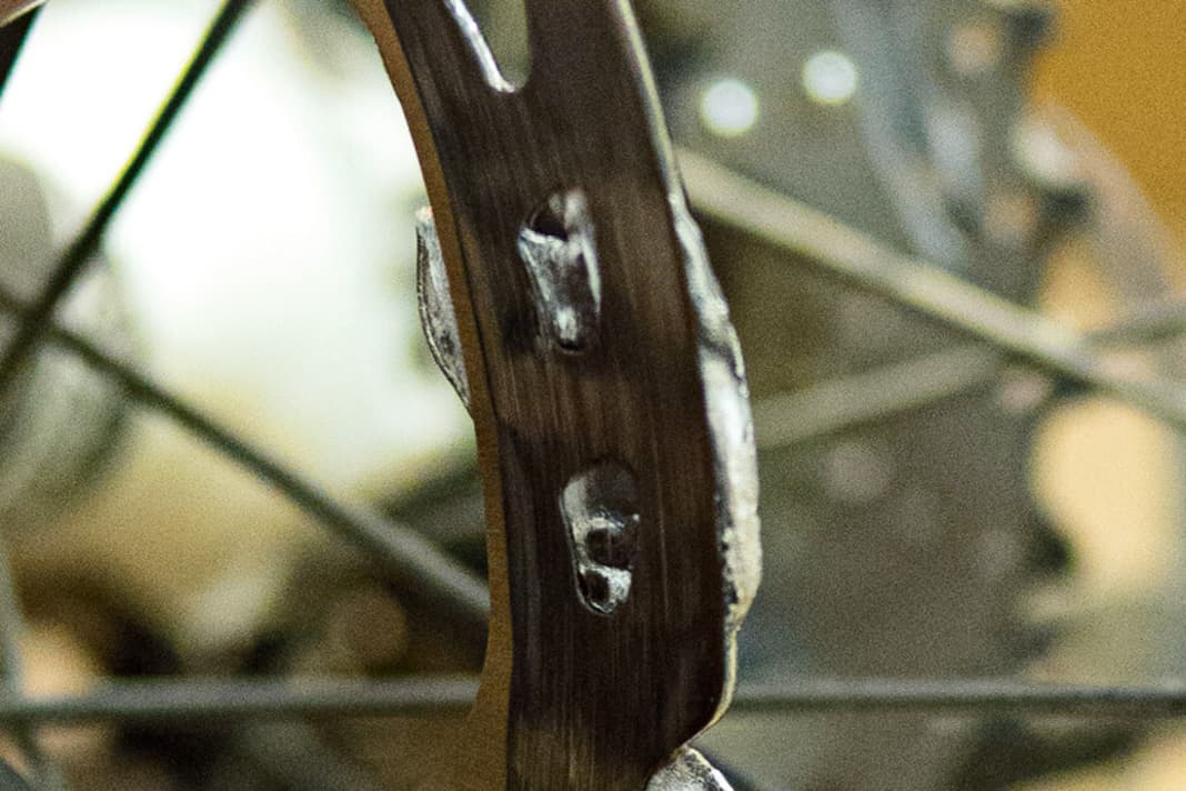 Der Bremsentest in BIKE stellt hohe Anforderungen ans Material und geht bewusst bis in den Grenzbereich. Auch wenn wohl die wenigsten Nutzer ihre Bremsen im Laufe eines Produktlebens ans Limit führen, können besonders harte aber durchaus realistische Belastungen nicht ausgeschlossen werden. Die Fälle von Bikern aus der Praxis (Bild 1 ...