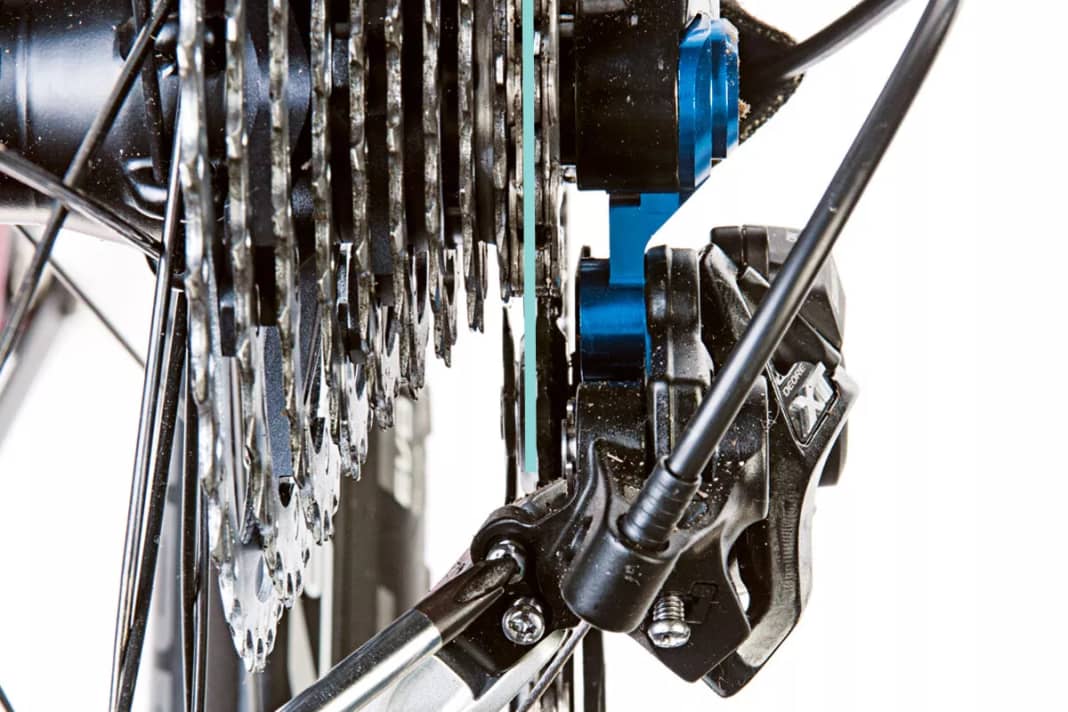 Prüfen Sie als Erstes, ob das Schaltauge gerade ist. Der Schaltkäfig sollte genau in einer Linie unter dem Ritzel verlaufen. Ein verbogenes Schaltauge repariert am besten der Fachhändler.