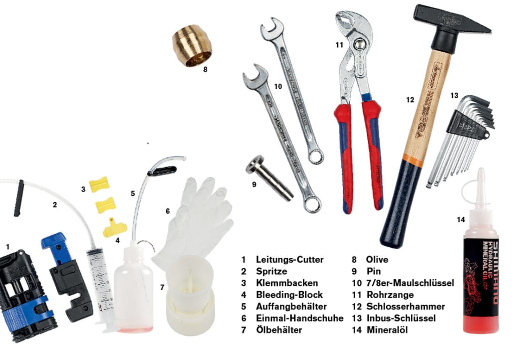 Dieses Werkzeug brauchen Sie: 1. Leitungs-Cutter, 2. Spritze, 3. Klemmbacken, 4. Bleeding-Block, 5. Auffangbehälter, 6. Einmal-Handschuhe, 7. Ölbehälter, 8.  Olive, 9. Pin, 10. 7/8er-Maulschlüssel, 11. Rohrzange, 12. Schlosserhammer, 13. Inbus-Schlüssel, 14. Mineralöl