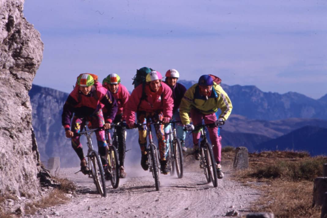 Heinz Endler: "The aliens are coming! I still remember the stunned looks on the faces of the motocrossers who were the only ones on the Tremalzo road. Parrot outfits and polystyrene helmets were all the rage at the end of the eighties."