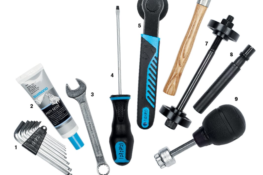 1. Inbus-Schlüssel, 2. Montage-Fett, 3. 15er-Schlüssel, 4. Schraubendreher, 5. Innenlagerwerkzeug, 6. Gummihammer, 7. Einpresswerkzeug, 8. Ausschlagwerkzeug, 9. Kurbelkappenwerkzeug