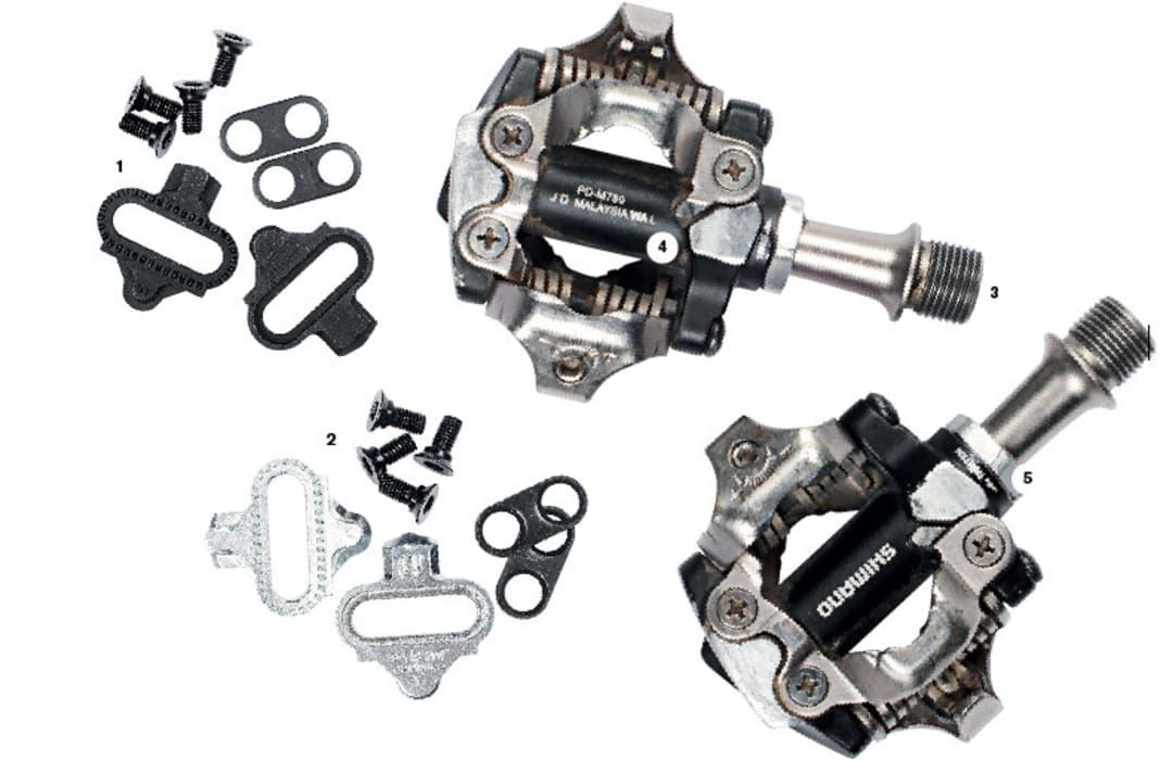 PEDALE WARTEN

 INFOS 1. Für Shimano-Mountainbike-Pedale gibt es zwei verschiedene Arten von Cleats. Die schwarzen SH51-Cleats verfügen über einen Einfach-Ausstieg. Das heißt: Das Pedal löst nur durch Drehen der Ferse zur Seite aus.

 2. Die silberne Variante mit der Bezeichnung SH56 verfügt über einen Mehrfach-Ausstieg. So lässt sich das Pedal auch über eine Drehung der Ferse nach oben auslösen.

 3. Die Gewinde der beiden Pedale sind nicht gleich. Ein Linksgewinde auf der linken und ein Rechtsgewinde auf der rechten Seite verhindern, dass sich die Pedale beim Treten selbstständig lösen.

 4. Vorsicht beim Einschrauben: Welches Pedal auf welche Kurbelseite montiert wird, steht auf dem Pedalkörper. Im Zweifel muss die Schraube zur Einstellung der Auslösehärte immer nach hinten zeigen.

 5. In welche Richtung sich die Achse vom Pedal zum Service lösen lässt, zeigt ein kleiner Pfeil auf der Außenseite des Pedalkörpers.