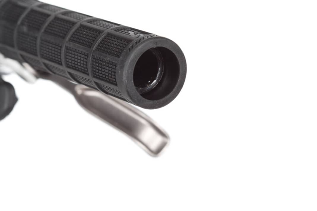 Einseitige Schraubgriffe wie hier der Specialized Grappler (19,95 Euro) schaffen Platz am Lenker. Der Griff ist steif genug, dass sich damit der Lenker problemlos um etwa einen Zentimeter verbreitern lässt. Das schafft Platz in der Lenkermitte und spart unter Umständen den Kauf eines neuen Lenkers.