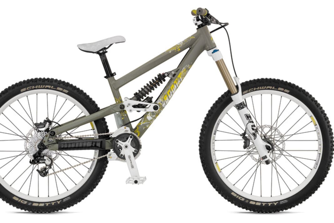 Scott Voltage FR
Mehr Federweg und Geometrie-Kosmetik

Vom Voltage FR stehen drei Modelle bereit, die ab 1650 Euro starten (Voltage FR 30). Neu für 2011 ist die 180er-Fox-Van-Gabel mit Steckachse und eine entsprechend angepasste Geometrie. Der Lenkwinkel wird um ein Grad flacher (65 Grad), das Tretlager liegt etwas tiefer. Auch spannend: Timo Pritzls Signature-Bike Voltage YZ.