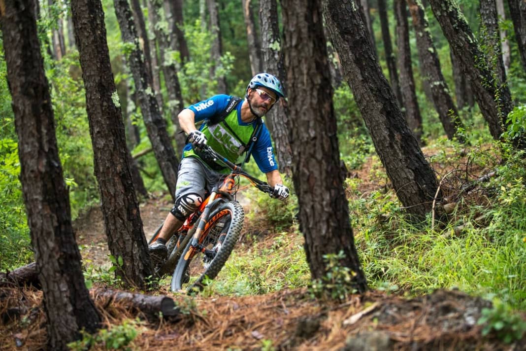 With its wide tyres and 140/130 millimetres of suspension travel, the Genius Plus appeals to downhill-oriented tourers.