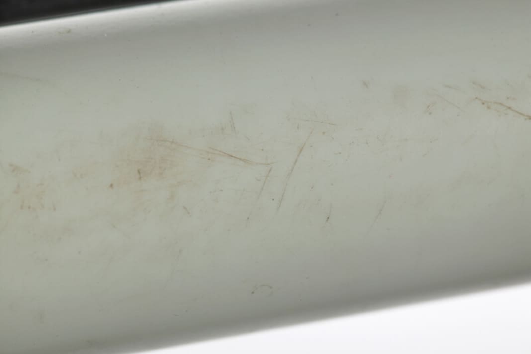 Polishing out small patches of paint
Minor scratches and signs of ageing occur mainly on the top tube as a result of leaning the bike against other objects. These can be polished out with a car paint polish. The smallest abrasives in the polish remove a fine layer of paint and at the same time seal larger imperfections.