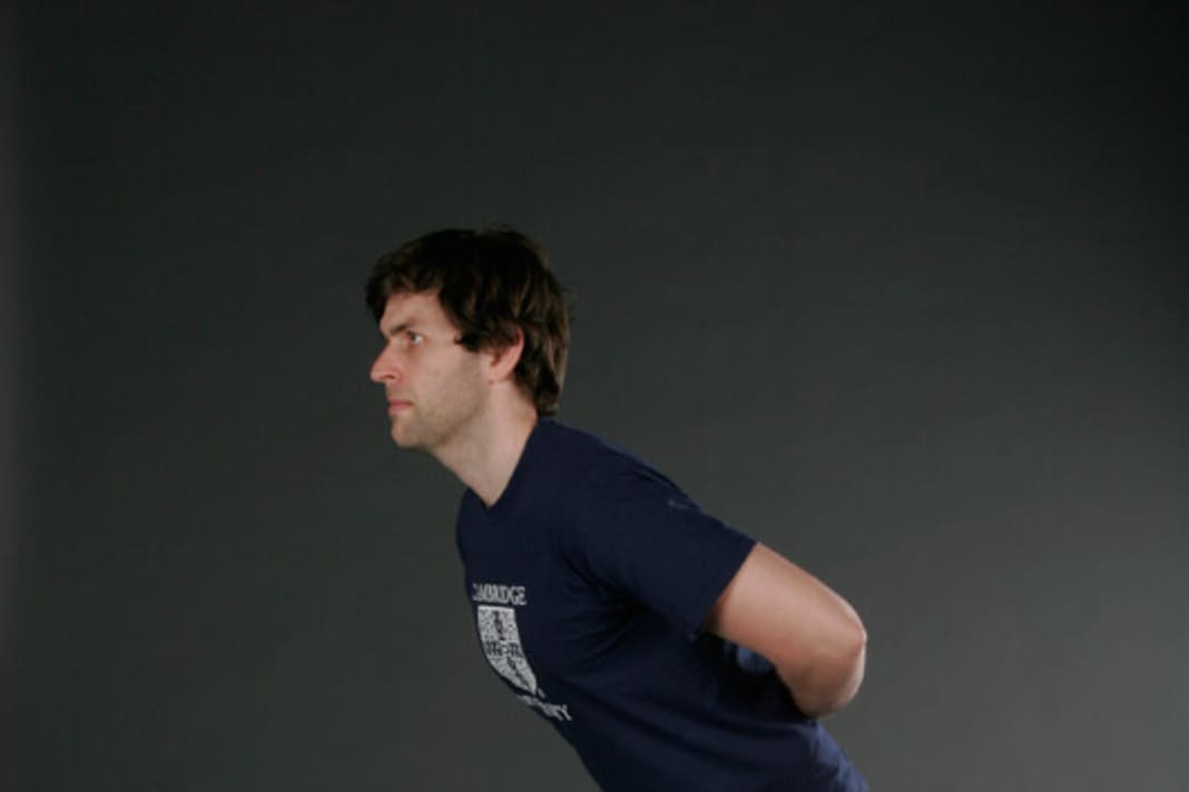 Dehnen der Kniebeuger: 
leichter Ausfallschritt mit dem zu dehnenden Bein. Beugen Sie das hintere Bein. Neigen Sie den aufgerichteten Oberkörper nach vorne. Kontrollieren Sie mit Ihren Händen, dass Ihre Lendenwirbelsäule gestreckt ist. Wenn es jetzt im hinteren Oberschenkel und der Kniekehle zieht, haben Sie alles richtig gemacht. Halten Sie diese Position dreimal für jeweils 30 Sekunden.