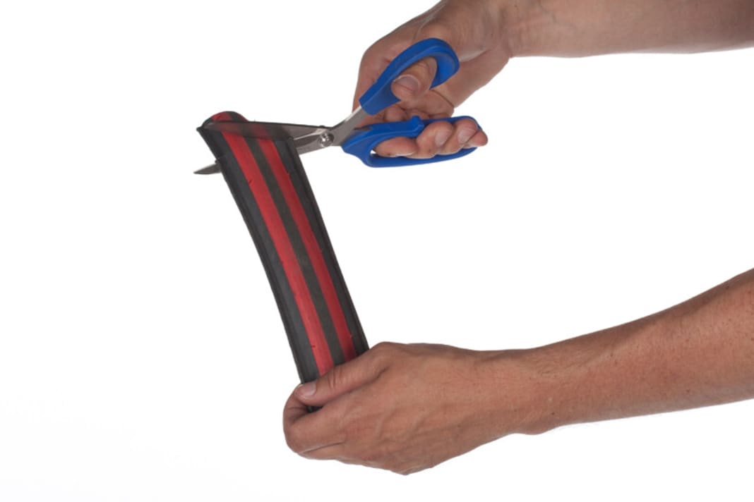 Klappernde Ketten zerstören auf Dauer Ketten- und Sitzstrebe. Als Schutz ist hier ein alter Reifen (vorzugsweise Rennrad) oder Gummischlauch aus dem Baumarkt ideal. Dieser wird mit einer Schere zuerst auf die richtige Länge gekürzt.