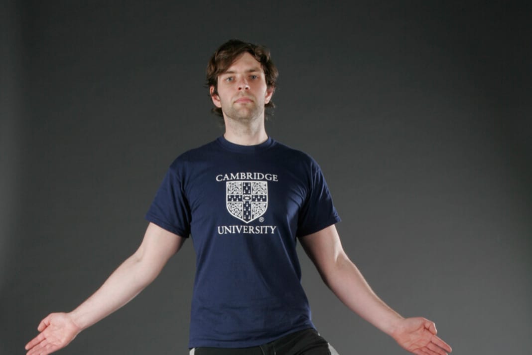 Exercise for strong feet: one-legged stand

Stand on the floor without shoes. The knee is over the foot, slightly bent so that it protrudes slightly over the big toe. Hold the position for 20 seconds at the start. Followed by a break of the same length. Repeat the exercises eight to 15 times. Advanced users increase the holding time to up to 60 seconds (the pauses can grow with you). Increase the level of difficulty by standing on a cushion, mattress, soft floor mat or in sand.
If you are doing the exercises as part of a training programme, start immediately after warming up. This is because as your strength wanes, so does your coordination.