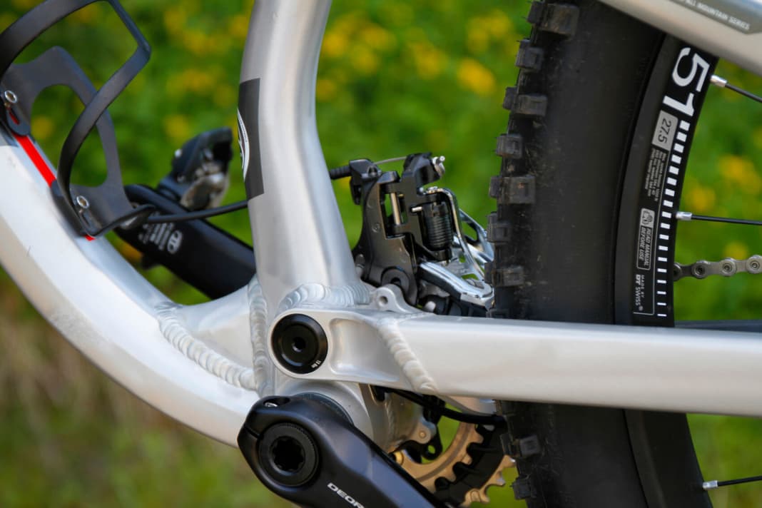 Full ball bearings ensure little play and a long service life.
