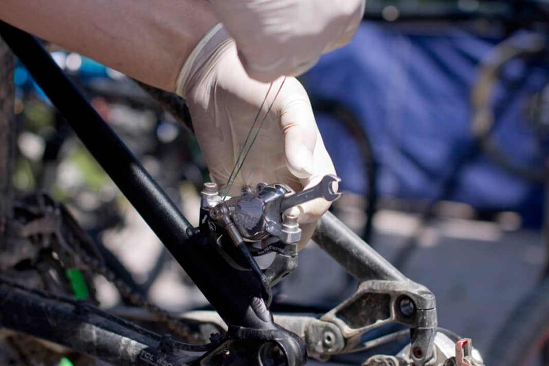 After removing the wheel and the brake pads, you will need an 8 mm open-end spanner or something similar that you can slide into the disc slot of the brake calliper. For brakes with pressure point adjustment on the lever, you should move this wheel to the outermost position beforehand.