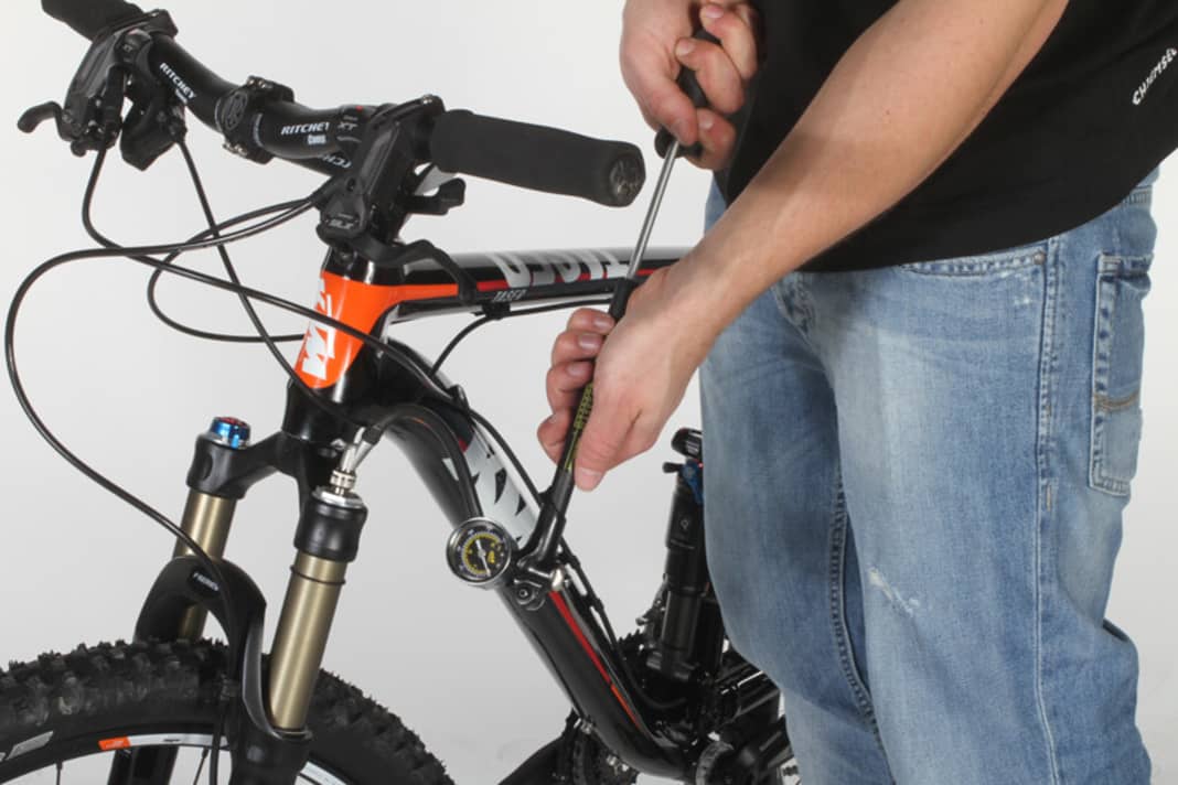 1. check the fork air pressure. To do this, sit on the bike and measure the negative suspension travel. This should be 15 per cent of the suspension travel for marathon bikes and around 25 per cent for all-mountain bikes. If not, you need to adjust the air pressure (see air pressure table on the fork). The same applies to the shock.