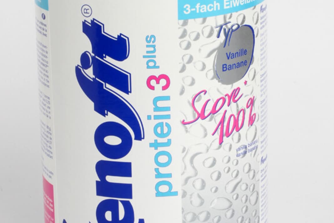 Das Vollkommene (PROTEIN 3 PLUS)
Da steckt alles drin: Molke-, Milch- und Eiprotein, dazu L-Carnitin. Xenofits Protein 3 Plus überzeugte auch geschmacklich. Lob für die Verpackung, die mit beschichteter Pappe auskommt – alle anderen setzten auf Vollplastik. Für alle mit Umweltbewusstsein und Geschmack. 350g, 19,80 Euro www.xenofit.de