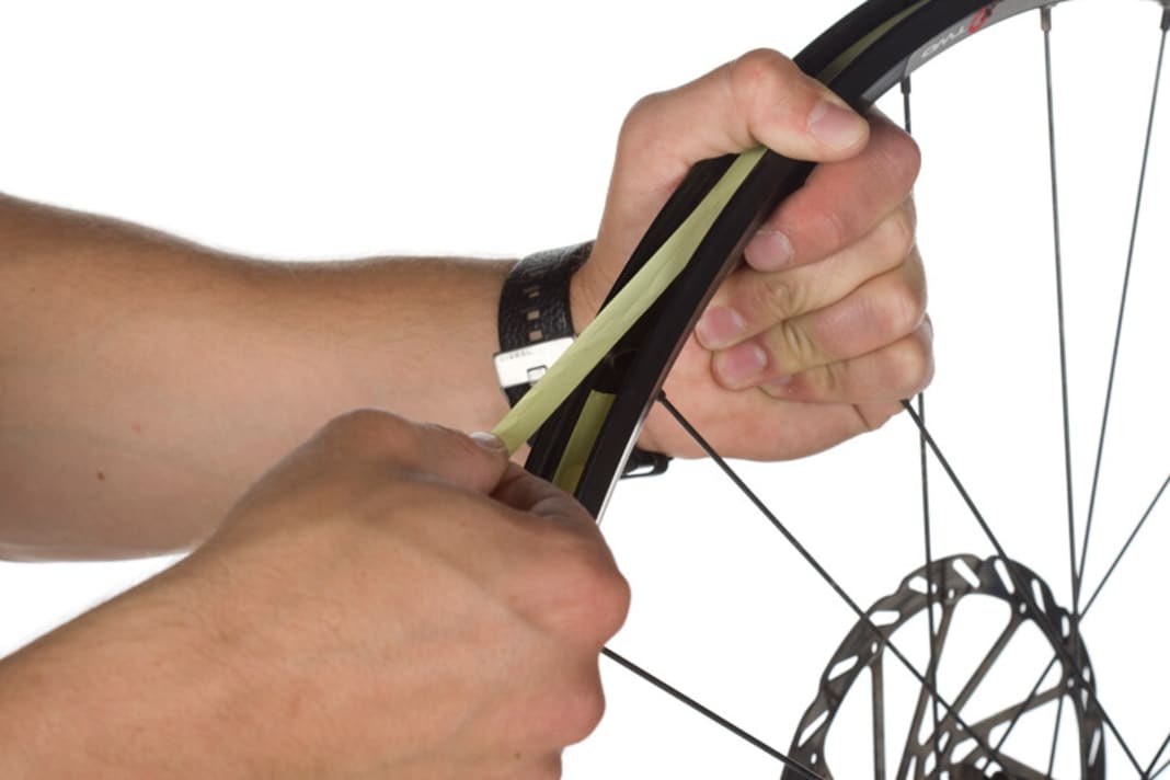Remove the old rim tape and fit the new one tightly. Important: cover all spoke openings. Eclipse and DT Swiss supply double-sided adhesive tape onto which the rubber tape (step 2) is stuck. Then pierce the rim tape at the valve opening of the rim with a screwdriver.