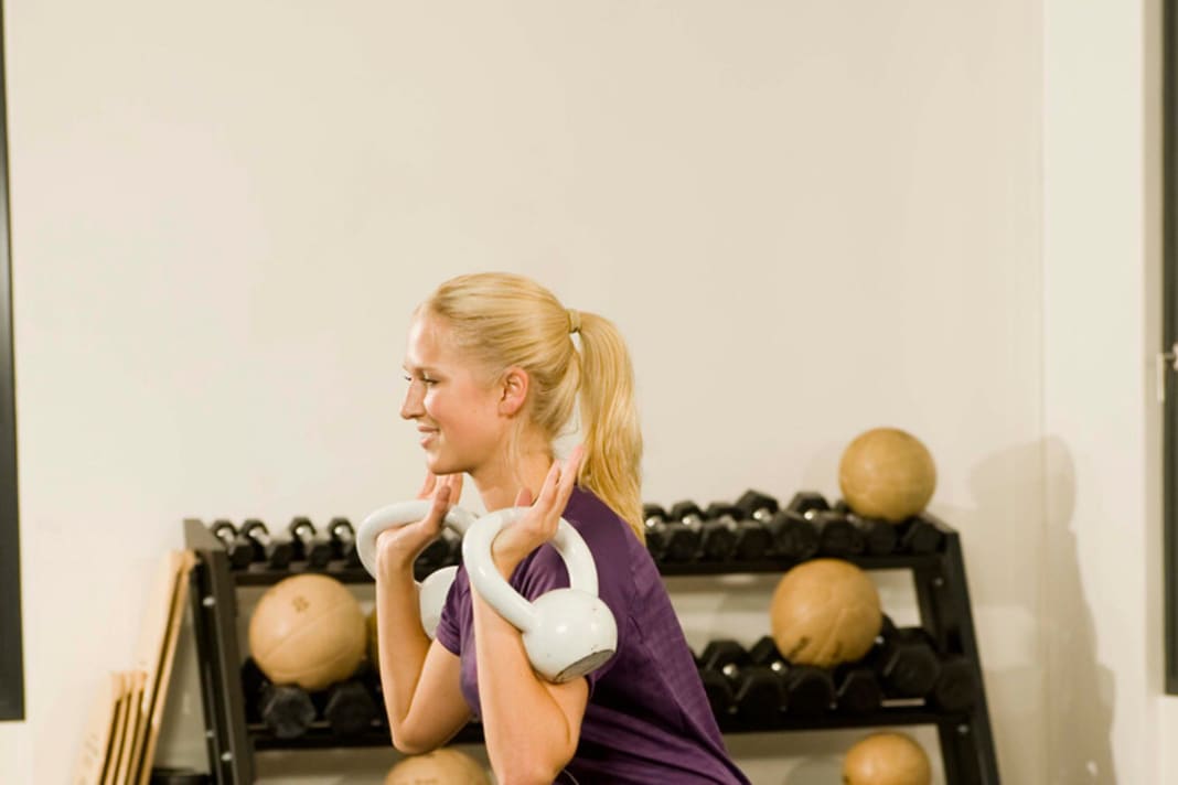 Wadenheben mit Gewichten

 Stellen Sie sich in hüftbreiten Stand. Dabei liegen die Gewichte an den Schultern. Daumen zeigen nach innen. Der Blick geradeaus. Beugen Sie die Knie auf 90 Grad. Der Oberkörper bleibt gestreckt – das ist Ihre Ausgangsposition. Heben Sie jetzt die Fersen für 2 Sekunden an und senken Sie sie wieder für eine Sekunde.

Darauf achten: Bleiben Sie im 90-Grad-Kniewinkel. Knie und großer Zeh bilden eine Linie. Der Rücken bleibt die ganze Zeit gestreckt.

Dauer: 2 Serien à 20 Hebungen. Jeweils 2 Sekunden heben und eine Sekunde absenken. 30 Sekunden Pause zwischen den Serien.