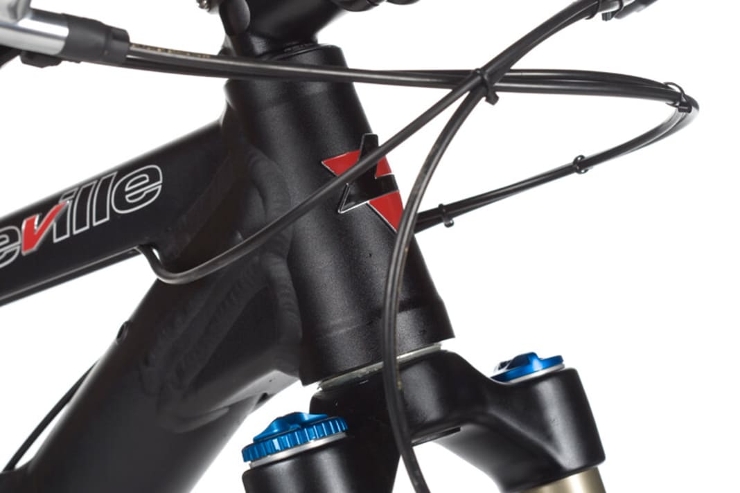 Eloxierung: 
Alu ist der einzige Werkstoff, bei dem Eloxieren sinnvoll ist. Im BIKE-Test schneiden eloxierte Bikes in den Kriterien Gewicht und Lacktest am besten ab. Optisch ist Eloxal Geschmackssache, meist sind eloxierte Bikes schwarz, weil sich nur bei Schwarz die Farbqualität garantieren lässt.