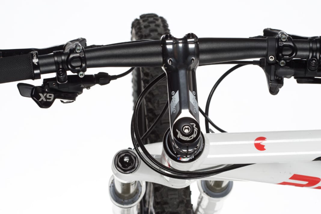 A) Länge bestimmen: 
Achten Sie bei der Verlegung der Außenhüllen auf weiche Bögen – so kurz wie möglich und so lang wie nötig. Kürzen Sie die neuen Hüllen entweder auf die gleiche Länge wie die alten. Oder längen Sie die Außenhüllen so ab, dass sich der Lenker auf beide Seiten maximal einschlagen lässt.