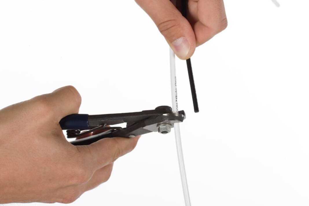 Schalten Sie auf kleinstes Ritzel und Kettenblatt, öffnen Sie den Schalthebel und demontieren Sie alle Hüllen und Seile. Drehen Sie alle Stellschrauben zurück und kürzen Sie die neuen Hüllen auf die gleiche Länge wie die alten.