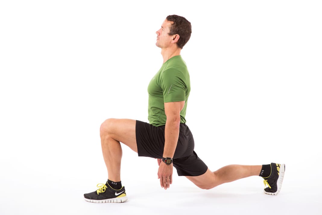STEP WITH TURN

 1. stand upright with your head, shoulders, hips and feet in a straight line. Take a big lunge with your left leg, knee bent at 90 degrees. The back leg is slightly bent, the kneecap just above the floor.