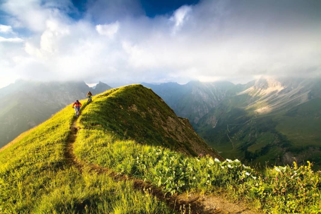Allgäuer Alpen: Glücksmoment pur – Wenn die Sonne den Traum-Trail noch mit einem besonderen Licht übergießt, kann die Auffahrt noch so steil und kantig gewesen sein – die Anstrengung ist vergessen. Wann hatten Sie solch einen Moment das letzte Mal auf einem Schotterweg?