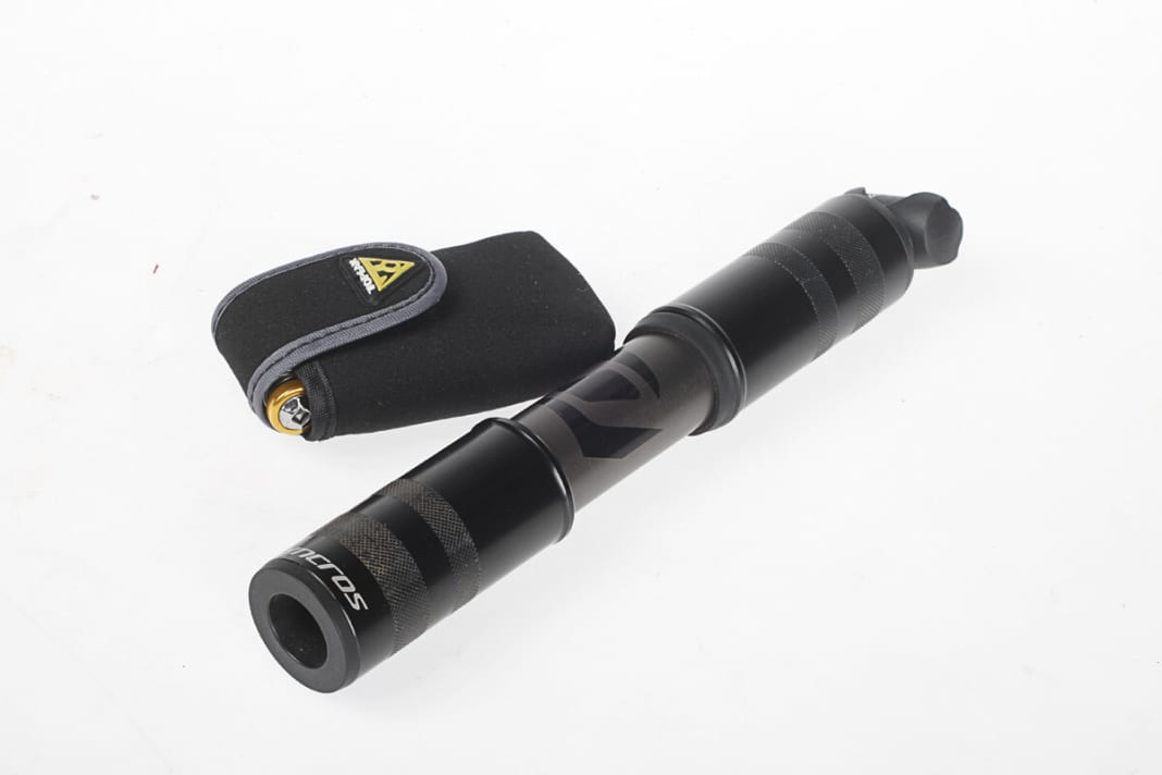 Spitze oder scharfe Gegenstände haben generell im Rucksack nichts zu suchen. Mini-Tool oder Pumpe haben allerdings keinen negativen Einfluss auf die Schutzwirkung des Rücken-Protektors. Wir haben den Camelbak mit Werkzeug bestückt und das Schlagelement direkt auf die Tools fallen lassen. Das Ergebnis überrascht: Die auftretenden Restkräfte liegen jeweils knapp unter 6000 Newton. Zum Vergleich: Ohne Inhalt erzielt der Camelbak K.U.D.U. einen mittleren Wert von 5830 Newton.