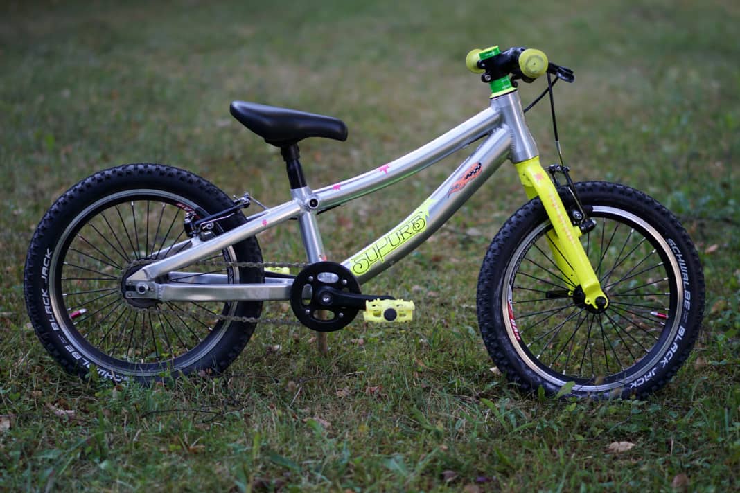 Schicker Flitzer: Das 16-Zoll-Modell Supurb BO16 ist nicht nur Schein, sondern auch Sein – ein echtes, kleines Mountainbike für Drei- bis Fünfjährige.