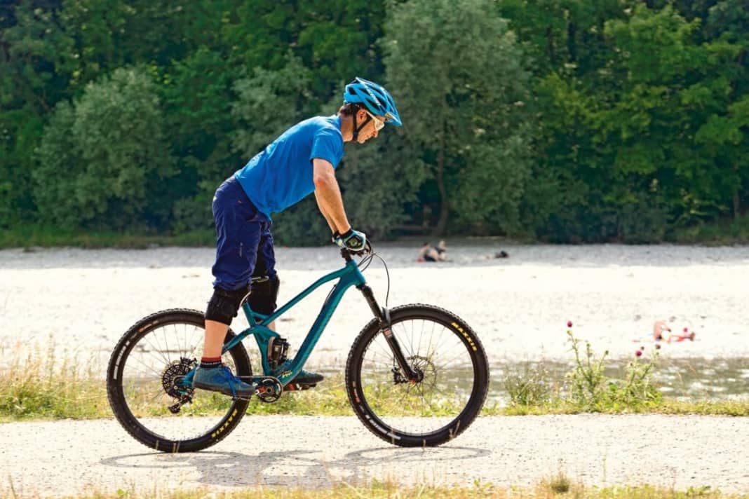 Die richtige Grundposition: Die Beine sind fast gestreckt, die Arme leicht gebeugt und weitgehend entlastet. Die Schultern schweben über dem Lenker. In dieser Position kannst Du auf dem Trail alles einsehen, sparst Kraft durch die gestreckten Beine, hast genug Druck auf dem Vorderrad und kannst mit den gebeugten Armen auf Unebenheiten reagieren.