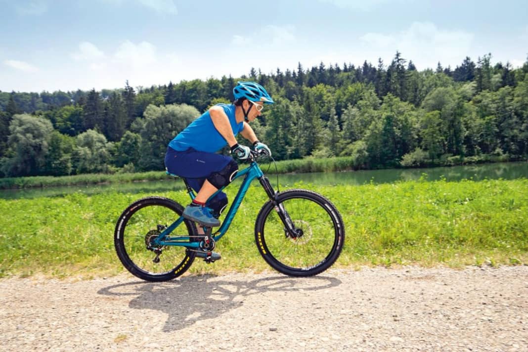 How to wheelie correctly - 1: Select a suitable gear. One finger is on the brake during the entire ride and, if necessary, applies the brake in a controlled manner. The saddle is in a ¾ position. Now bend down dynamically in a push-up position.