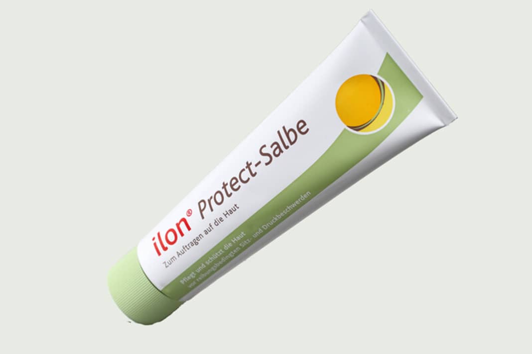 Die Ilon-Protect-Salbe riecht wie ein Hustenbonbon. Widerstehen Sie der Versuchung, sie zu lutschen – die Salbe lockt zwar mit ihrem leckeren Eukalyptus-Duft, soll aber nur als Pufferzone zwischen Haut und Bekleidung wirken. Wer vor dem Kauf noch nicht gehustet hat, wird spätestens beim Preis keuchen: 100 Milliliter kosten 17 Euro. www.ilon-protect-salbe.de