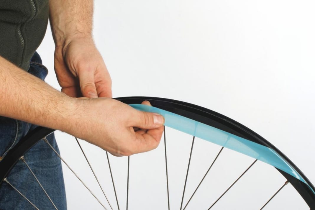 The first step is to prepare the rim for the conversion. To do this, remove any existing rim tapes or older tapes. If there is any adhesive residue, be sure to clean the rim with brake cleaner or similar. This is the only way to ensure that the sealing tape adheres firmly to the rim.